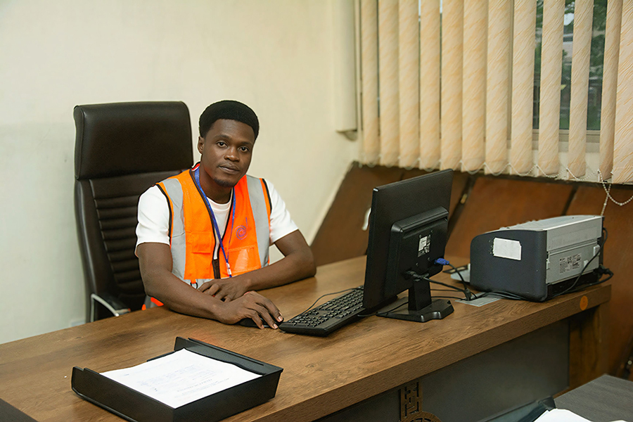 Arassedé Delapaix travaillant sur un projet design